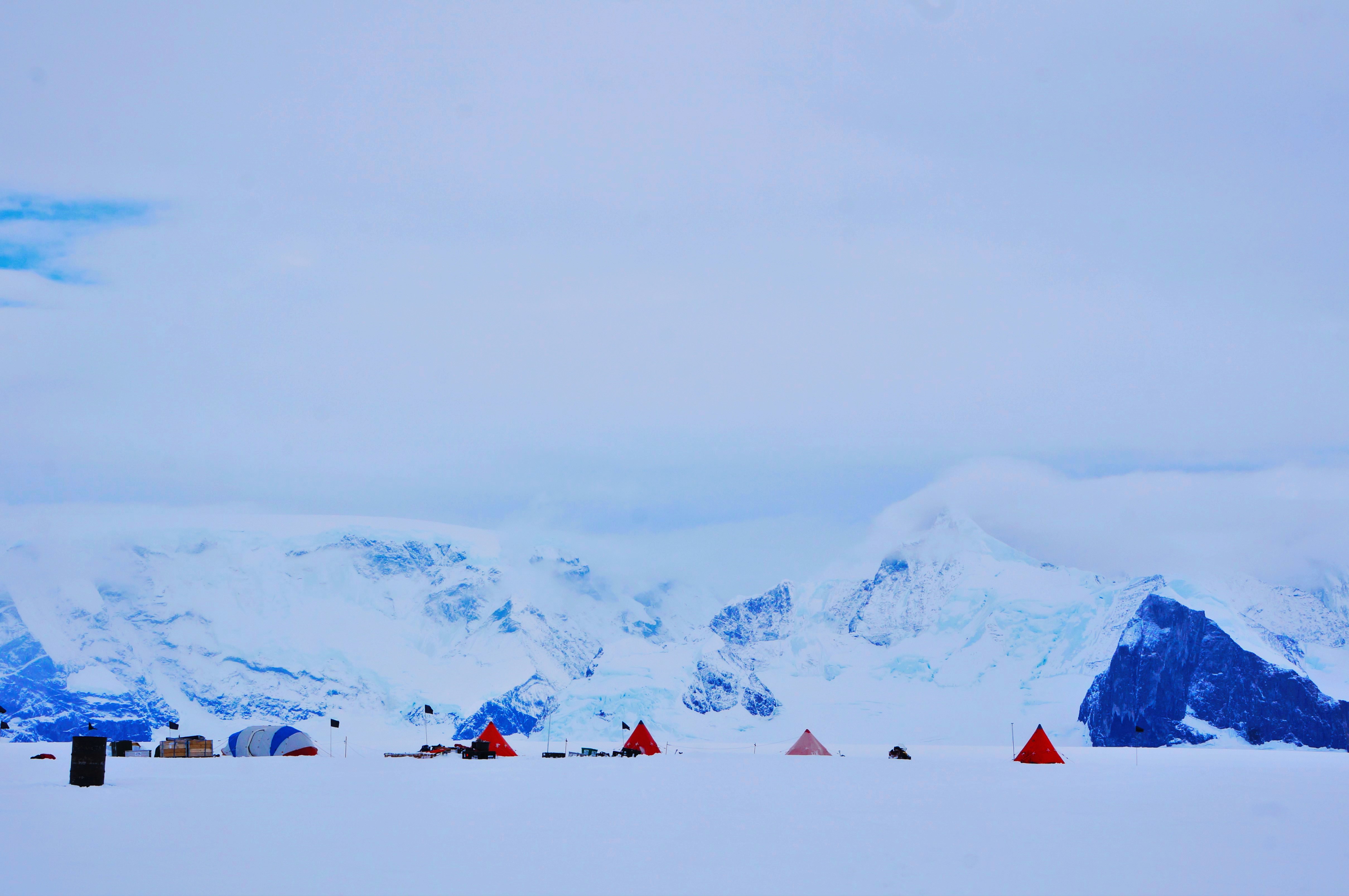 Christmas idea, winter, snow, tents