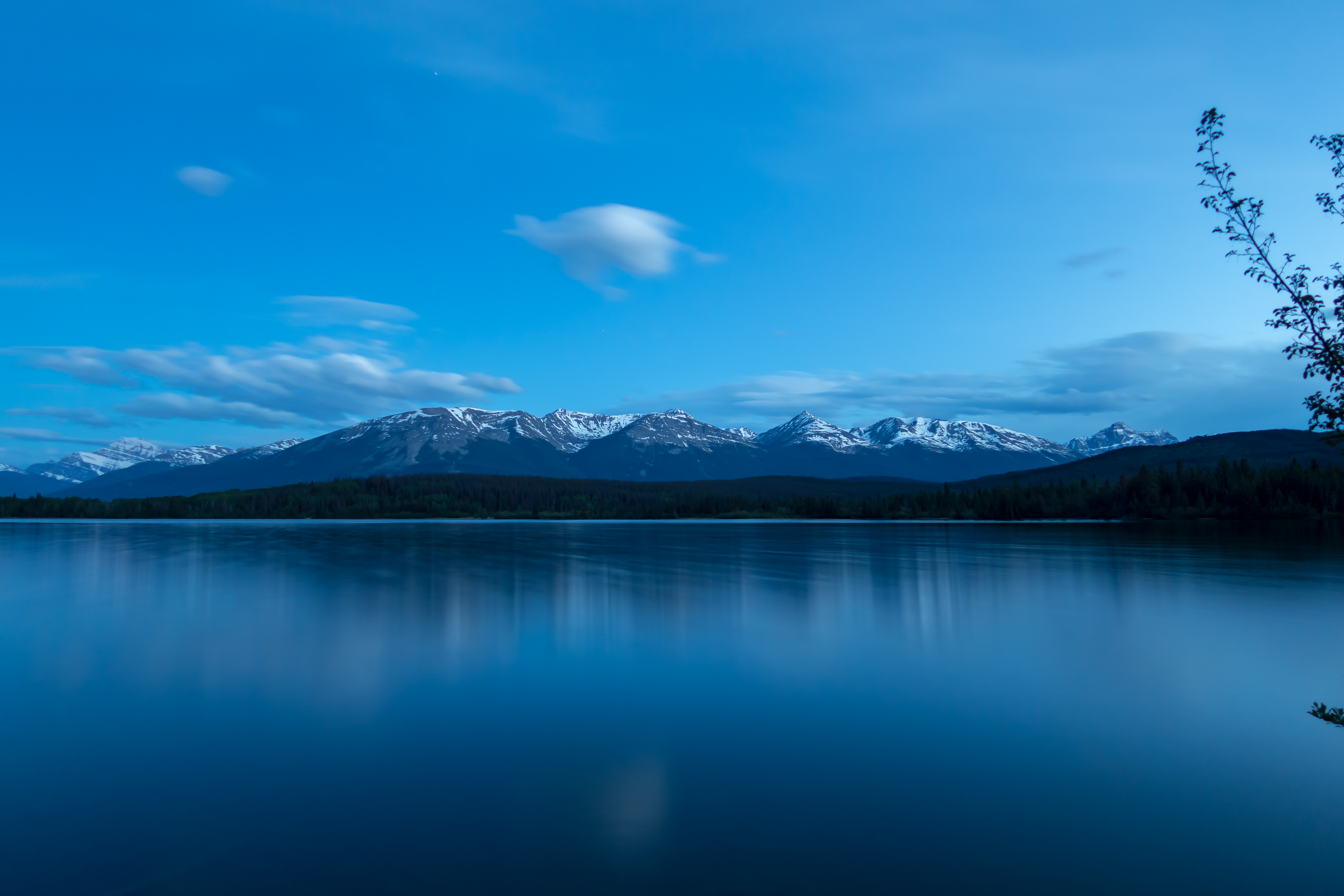 ZDHC, mountains reflecting onto a lake 