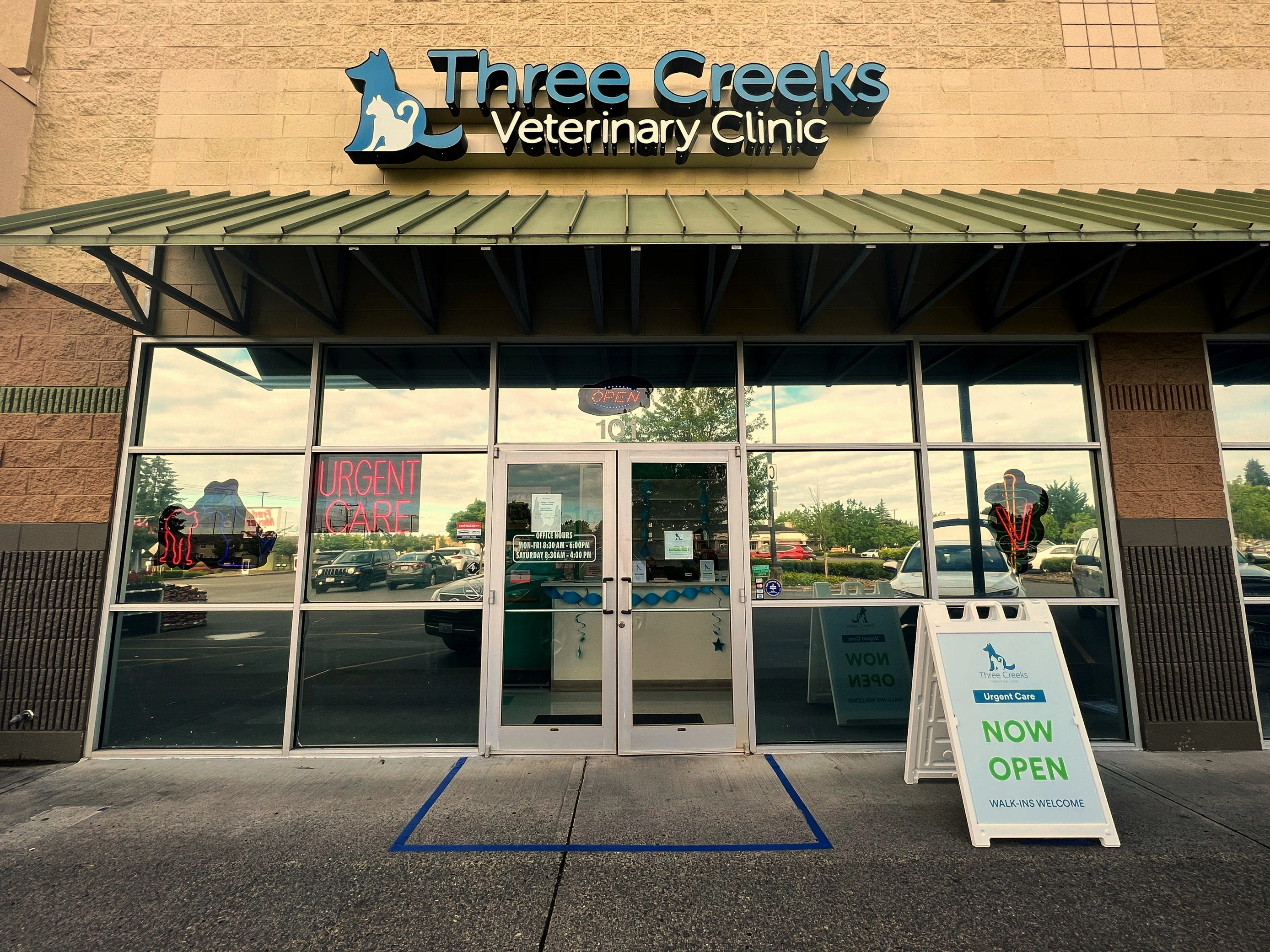 Vet clinics best sale near me open