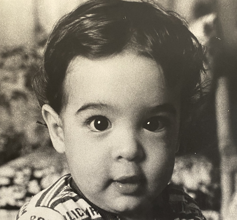 最高財務責任者、Sacha Elsamraの幼少時代の写真