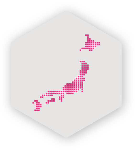 ピンクを背景にした六角形の中に、ピンクの点がある日本列島の輪郭を描いた画像。