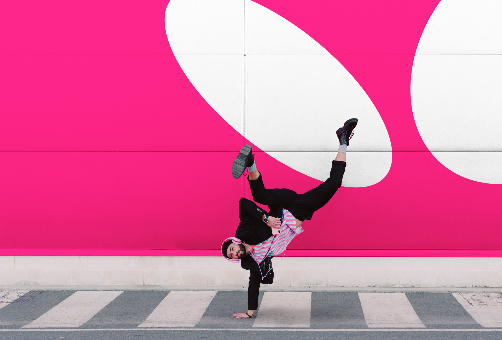 Image d’une femme dansant sur une intersection avec un fond rose et des éléments graphiques blancs.