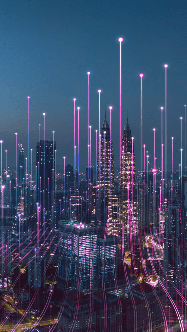 Ligne d’horizon d’une ville avec de grands bâtiments, des lumières et des lignes de néons roses se déplaçant vers le ciel.