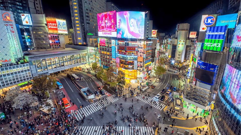 有名な東京渋谷のスクランブル交差点の写真。