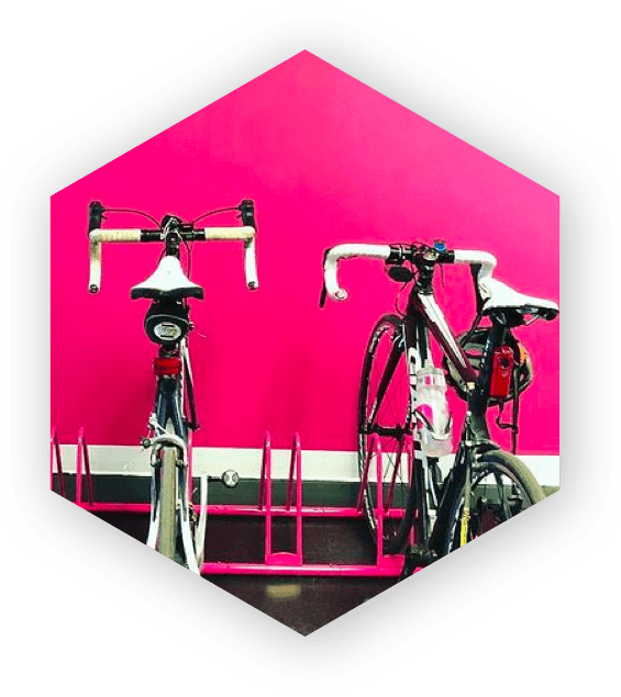 深色背景上六角形画框内自行车的图像。
