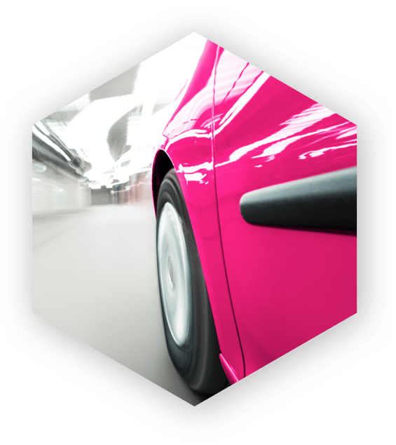 粉红色背景上六角形画框内一辆粉红色赛车的图像。