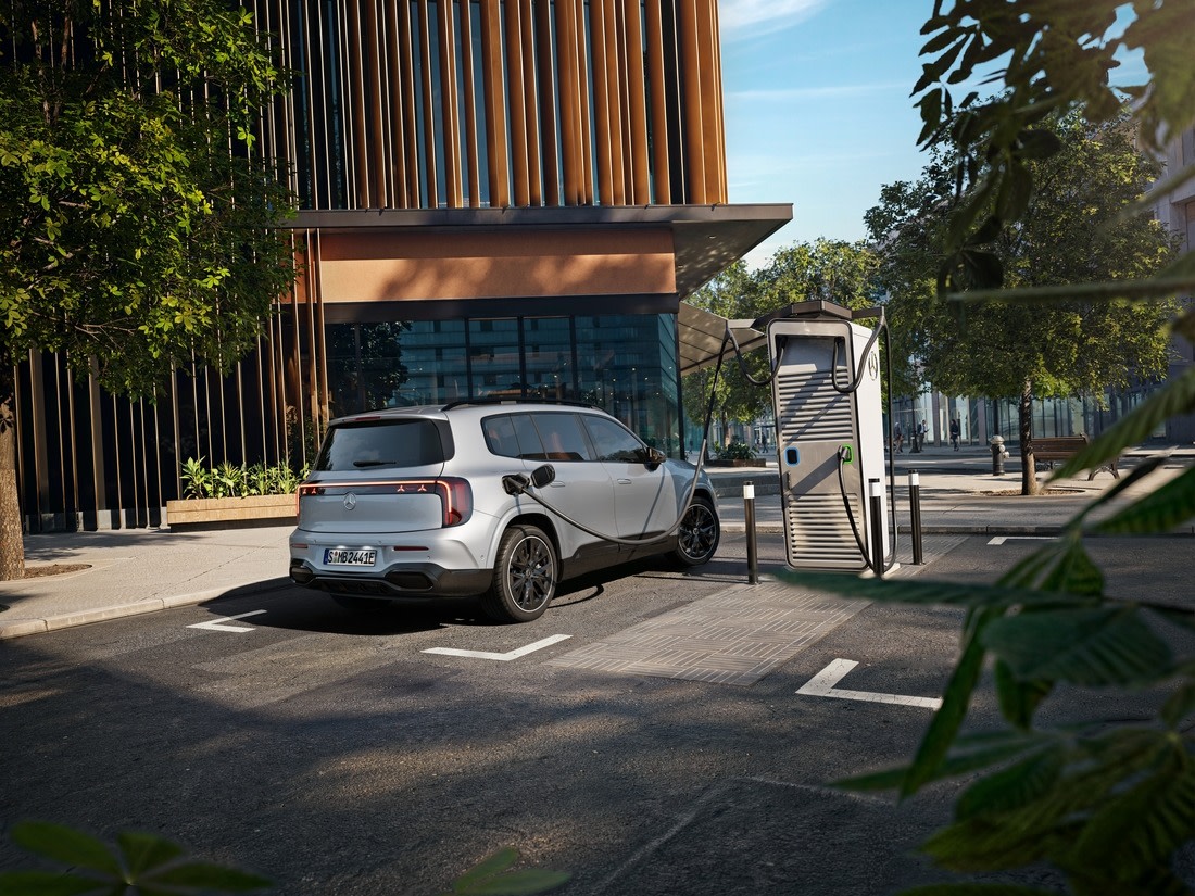 12634687 C.P.L.X244 PAD BEV ProdStillUnreal 21-DEX-EXT-Public-Charging 1-1 plate-DE RGB preview