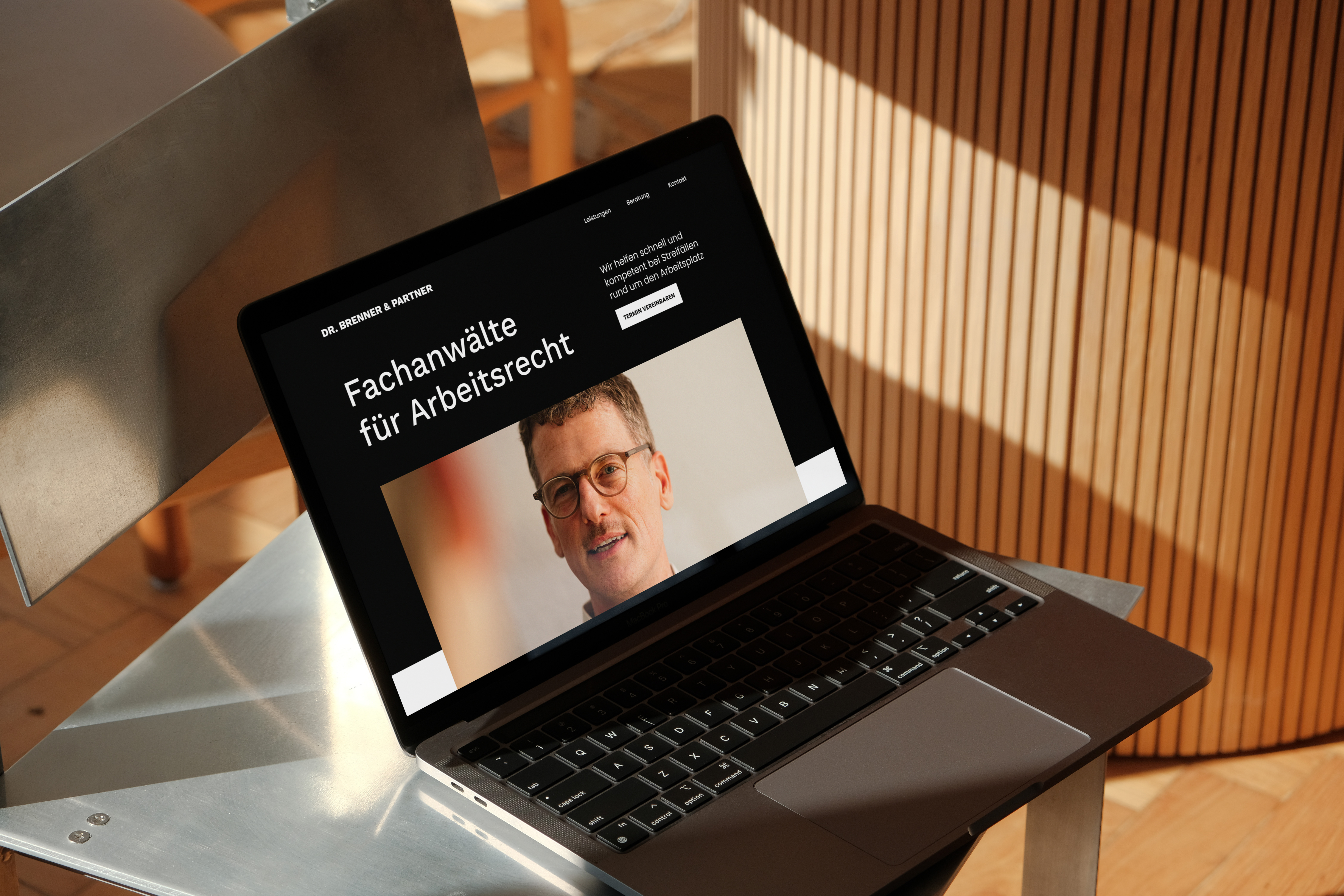 Laptop Bildschirm mit einer Website für Fachanwälte