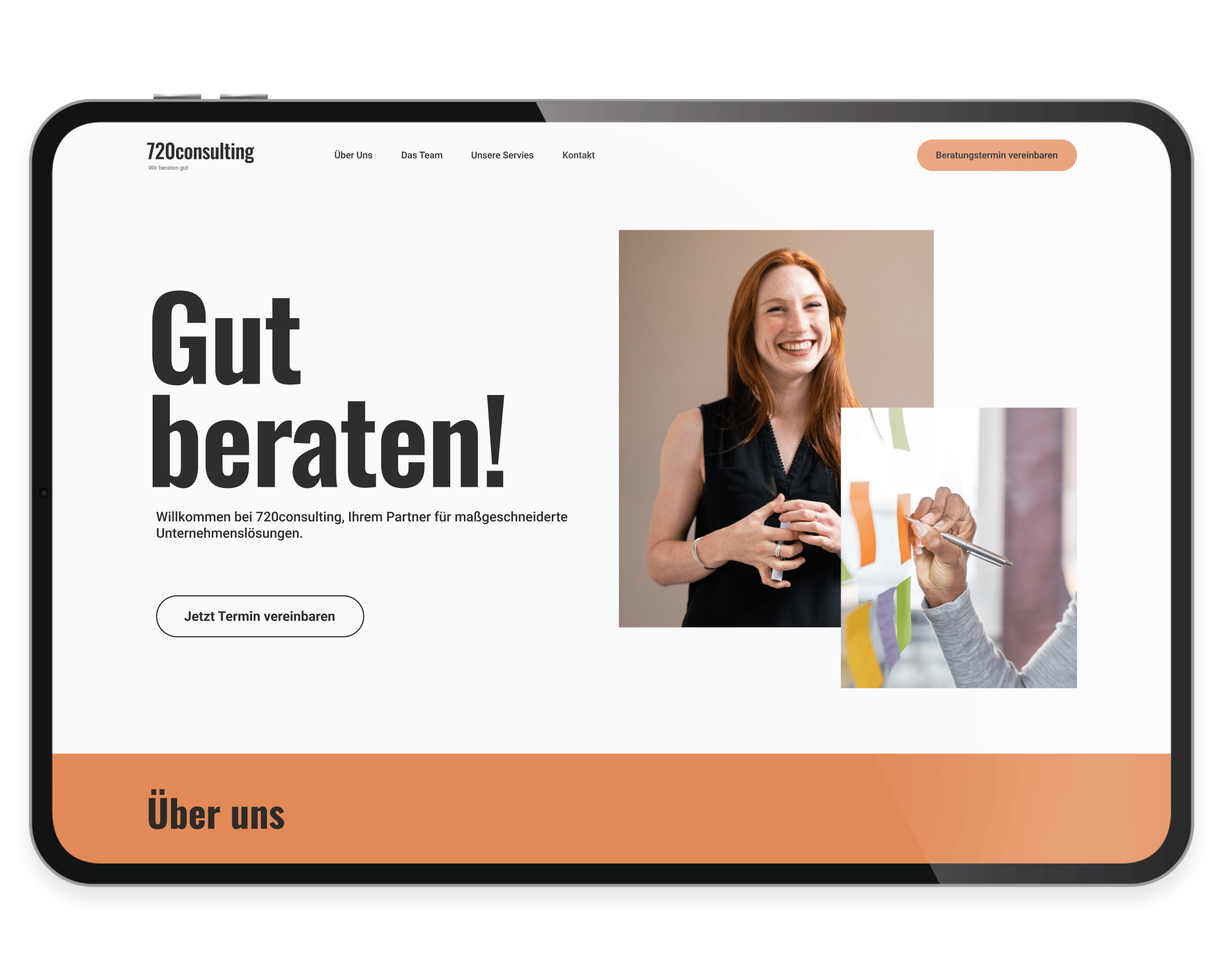 Eine fertig designte Website wird in einem iPad Bildschirm dargestellt.