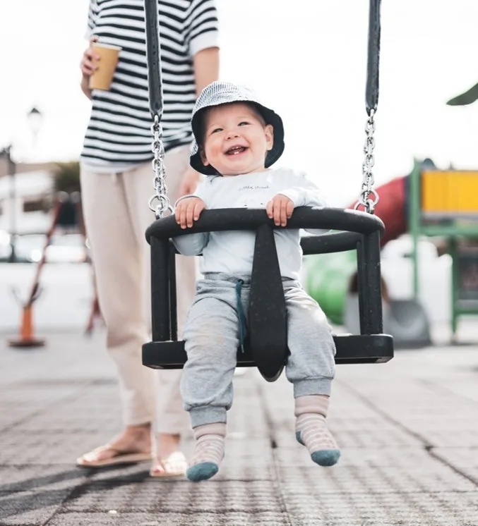 Image. Child in a swing. The first 1.000 days of a child's life