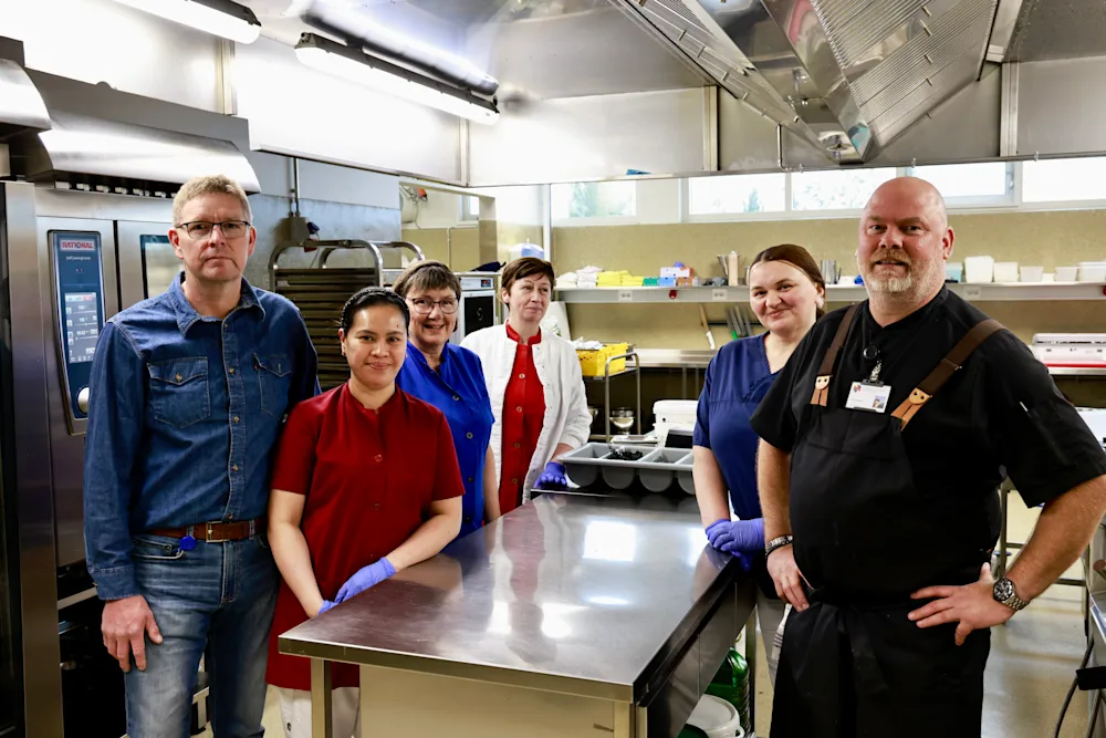 Bjarni yfirmatreiðslumaður, Michelle eldhússtarfsmaður, Hjördís matráður, Ingibjörg eldhússtarfsmaður, Maria eldhússtarfsmaður og Jón matreiðslumaður.