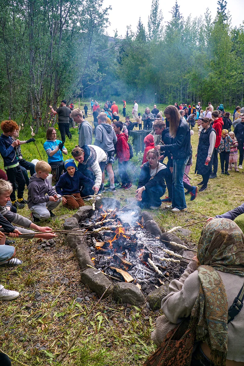 Pinnabrauð yfir eldiLjósmynd: Bergrún Arna Þorsteinsdóttir
