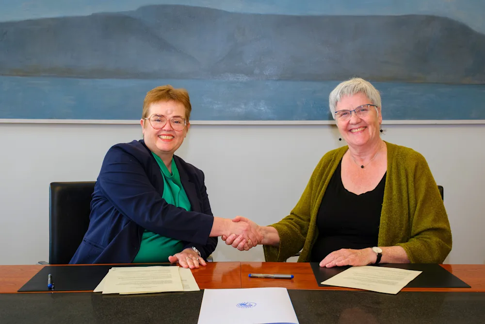 Silja Bára Ómarsdóttir rektor HÍ og Hrefna Róbertsdóttir þjóðskjalavörður