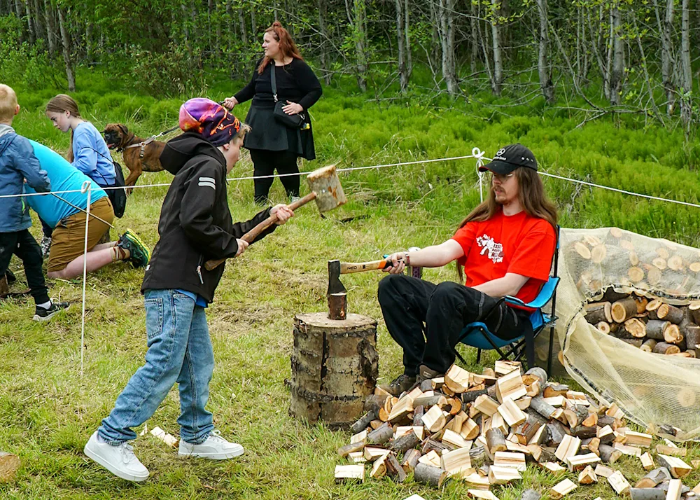 Splitting wood with a wooden hammer. Photo credits: Bergrún Arna Þorsteinsdóttir