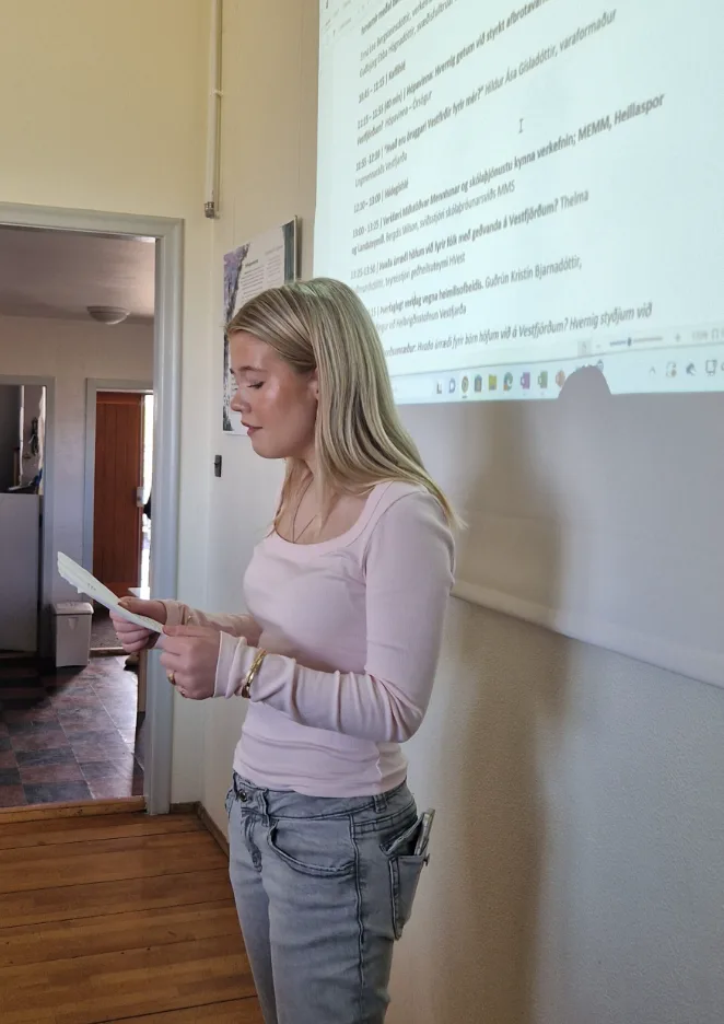 Ung kona heldur ræðu.