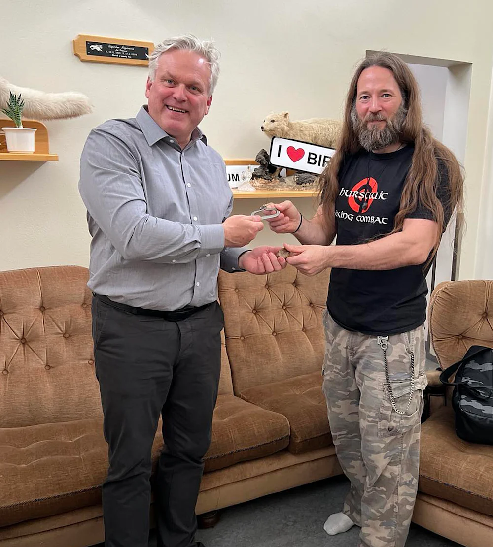 Mr. Ágúst Sigurðsson, Director of Land and Forest Iceland, receives the steel striker from Mr. Reynir A. Óskarsson. Photo: Elín Fríða Sigurðardóttir.