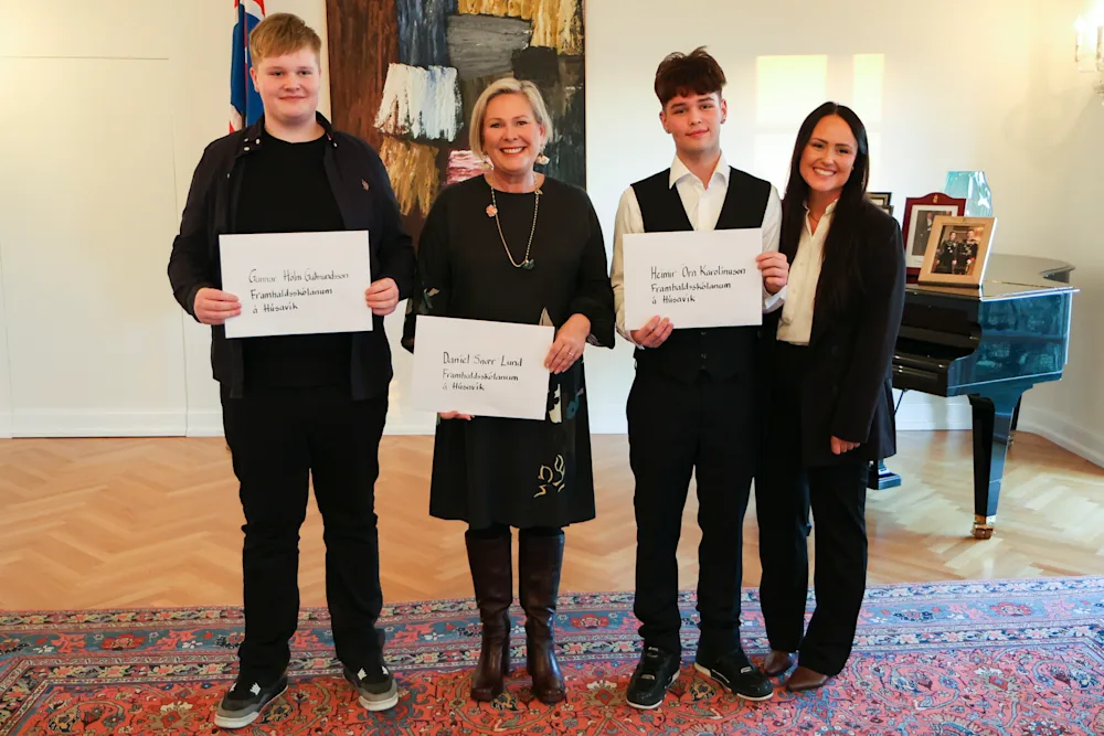 Mynd. Forvarnardagurinn 2025. Forseti ásamt verðlaunahöfum frá framhaldsskólanum Húsavík og kennara þeirra