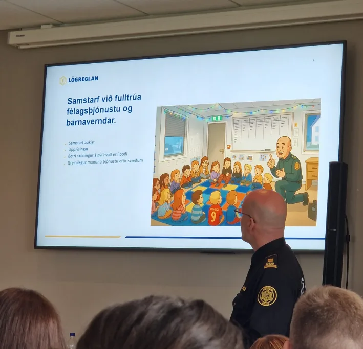 Maður heldur kynningu.