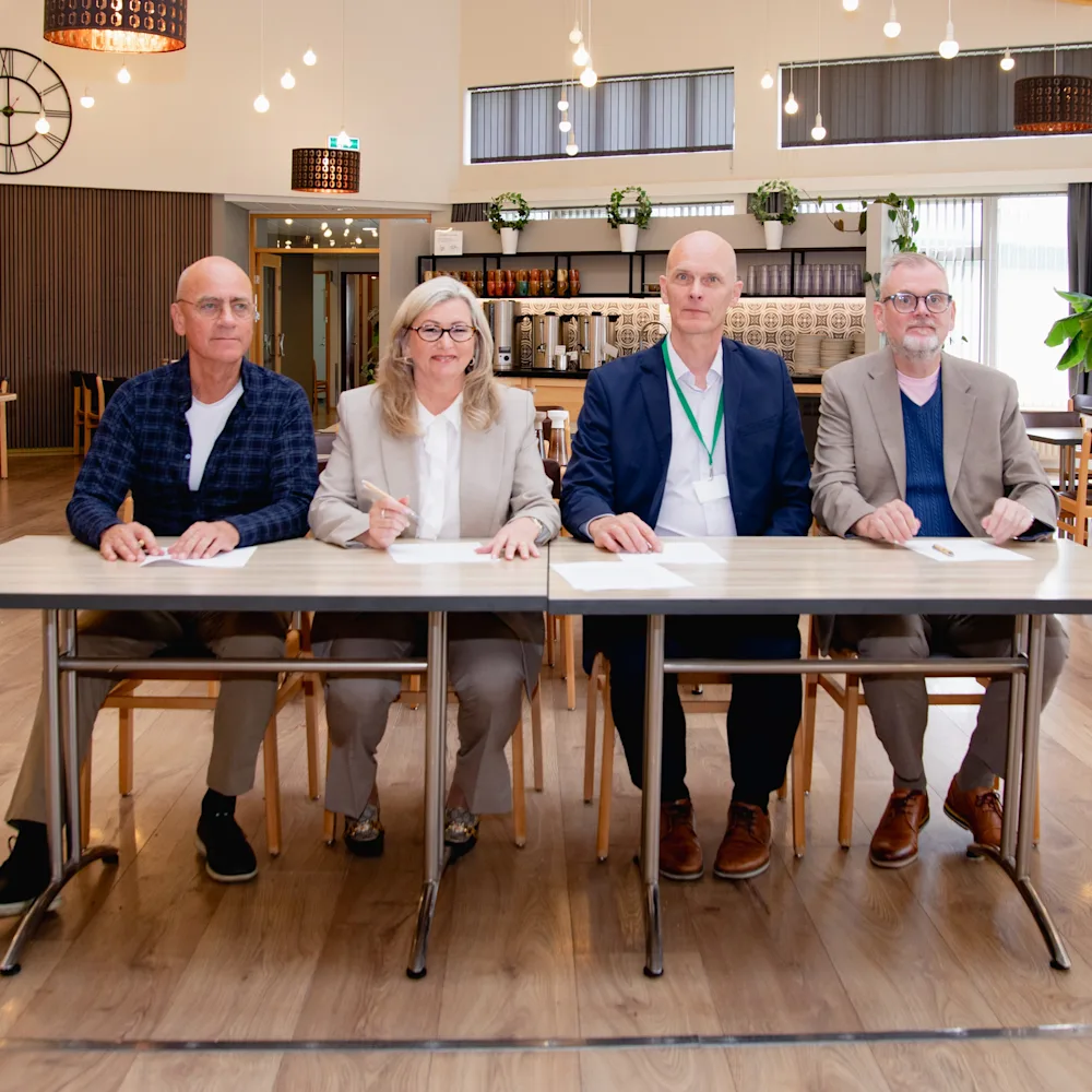 Heilbrigðisráðherra, forstjóri Sjúkratrygginga Íslands og forstjóri Heilsustofnunar NLFÍ undirrituðu í dag nýjan fjögurra ára þjónustusamning um sérhæfða endurhæfingu.