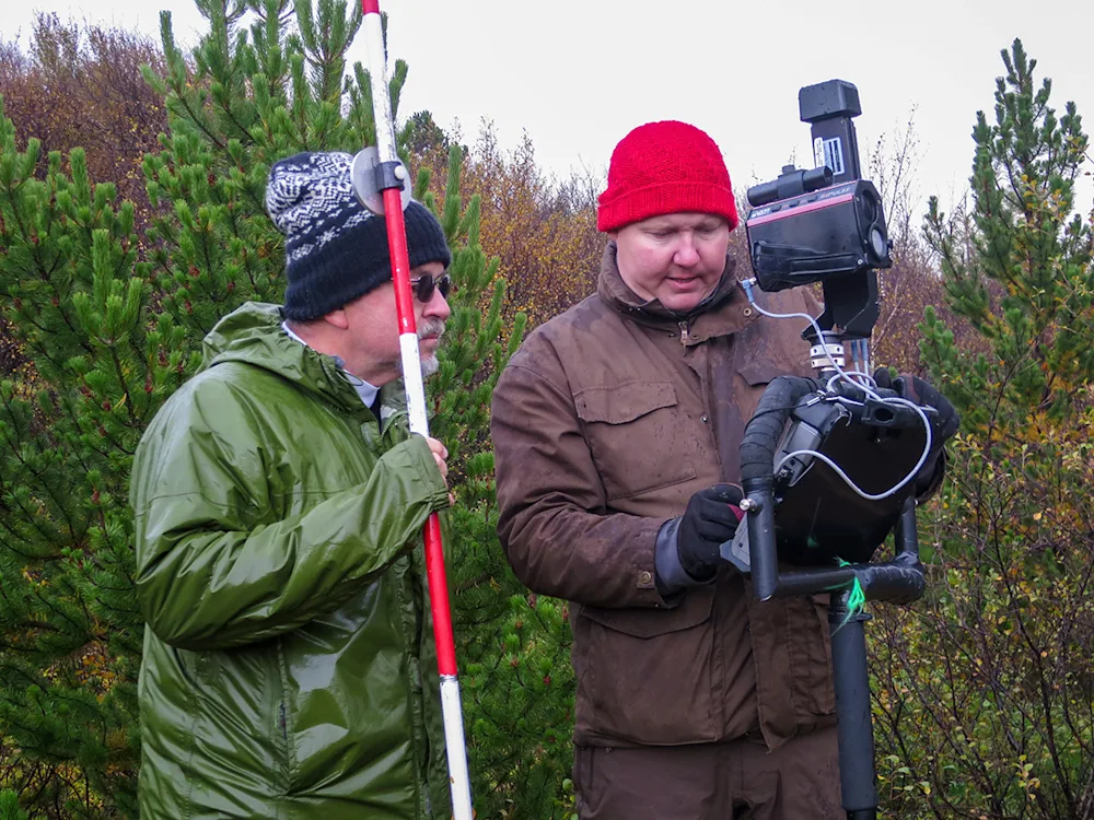Dennis Riege og Bjarki Þór Kjartansson við mælingar í Skarfanesi í september 2018.