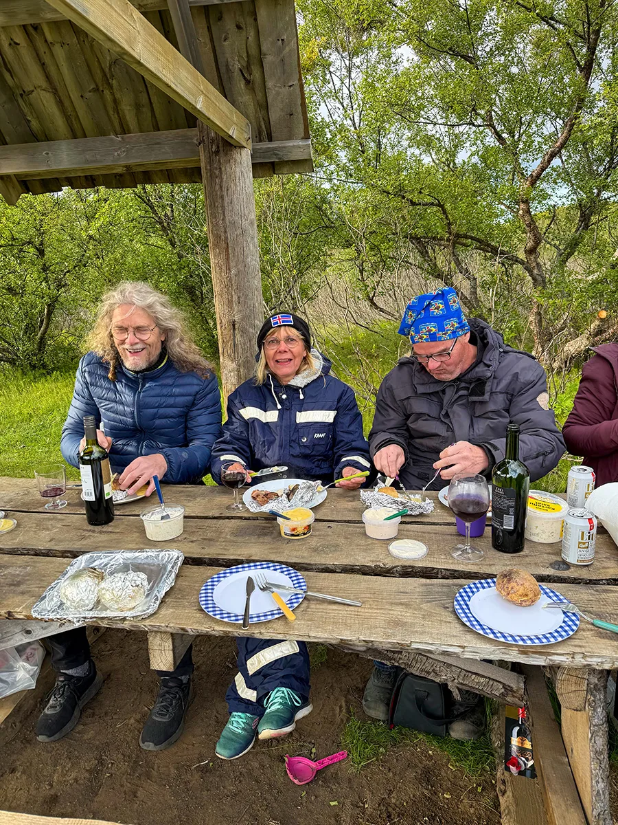 Kvöldverður í Þjórsárdalsskógi eftir gróðursetningardag. Ljósmynd: Berglind Guðjónsdóttir