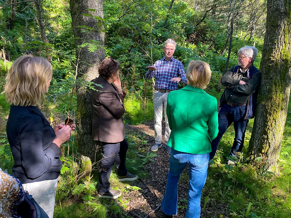 Arnór fræðir gestina. Ljósmynd: Bjarki Þór Kjartansson