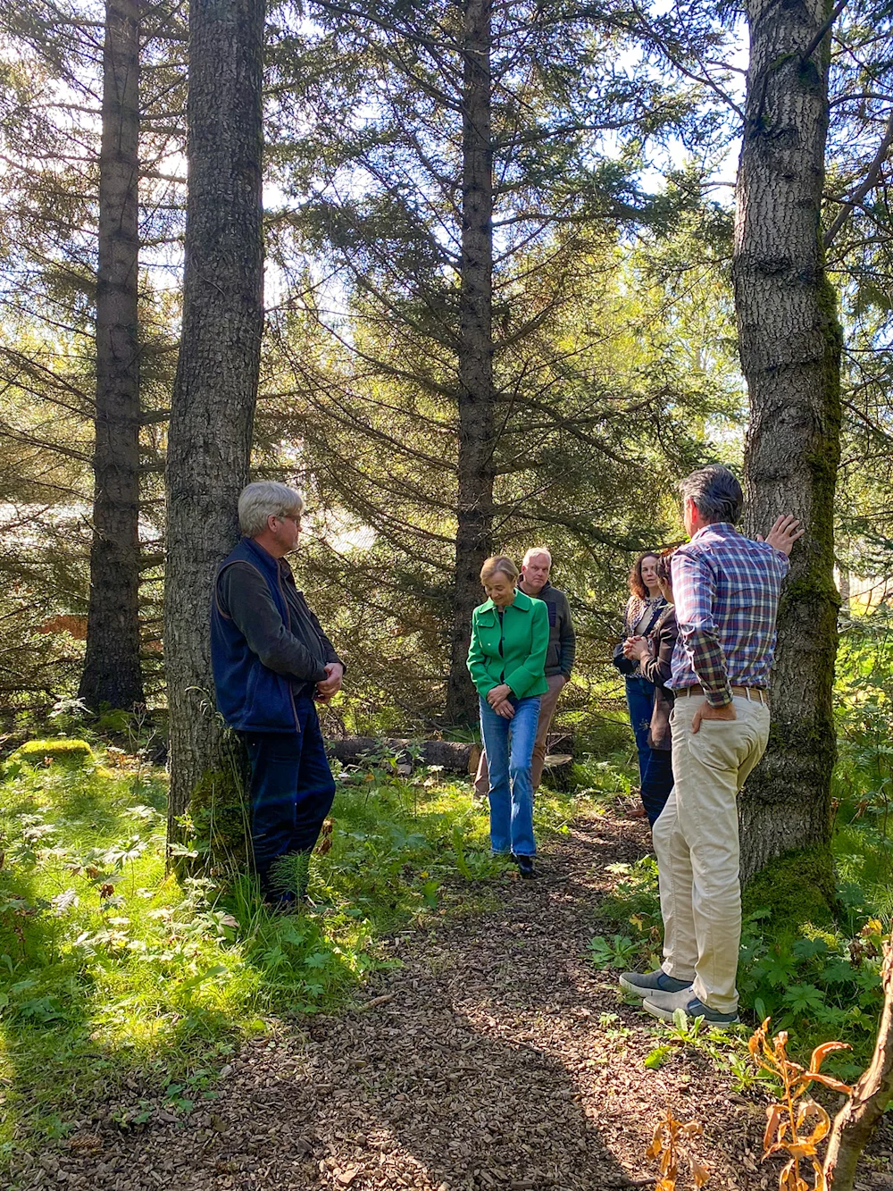 Sendiherra gengur í skóginn með Ágústi forstöðumanni LOGS. Ljósmynd: Bjarki Þór Kjartansson