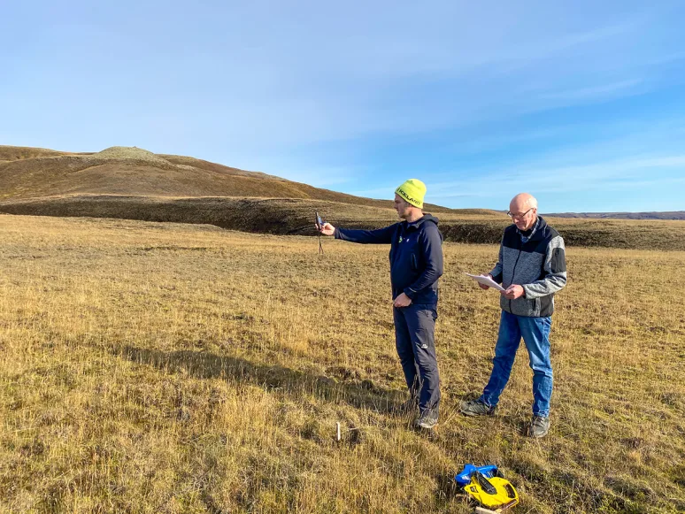 Figure 1. Farmer Páll Eggertsson from Mýrar in Álftaver and land reclamation consultant Garðar Þorfinnsson standing in one of the monitoring plots. Photo: Garðar Þorfinnsson