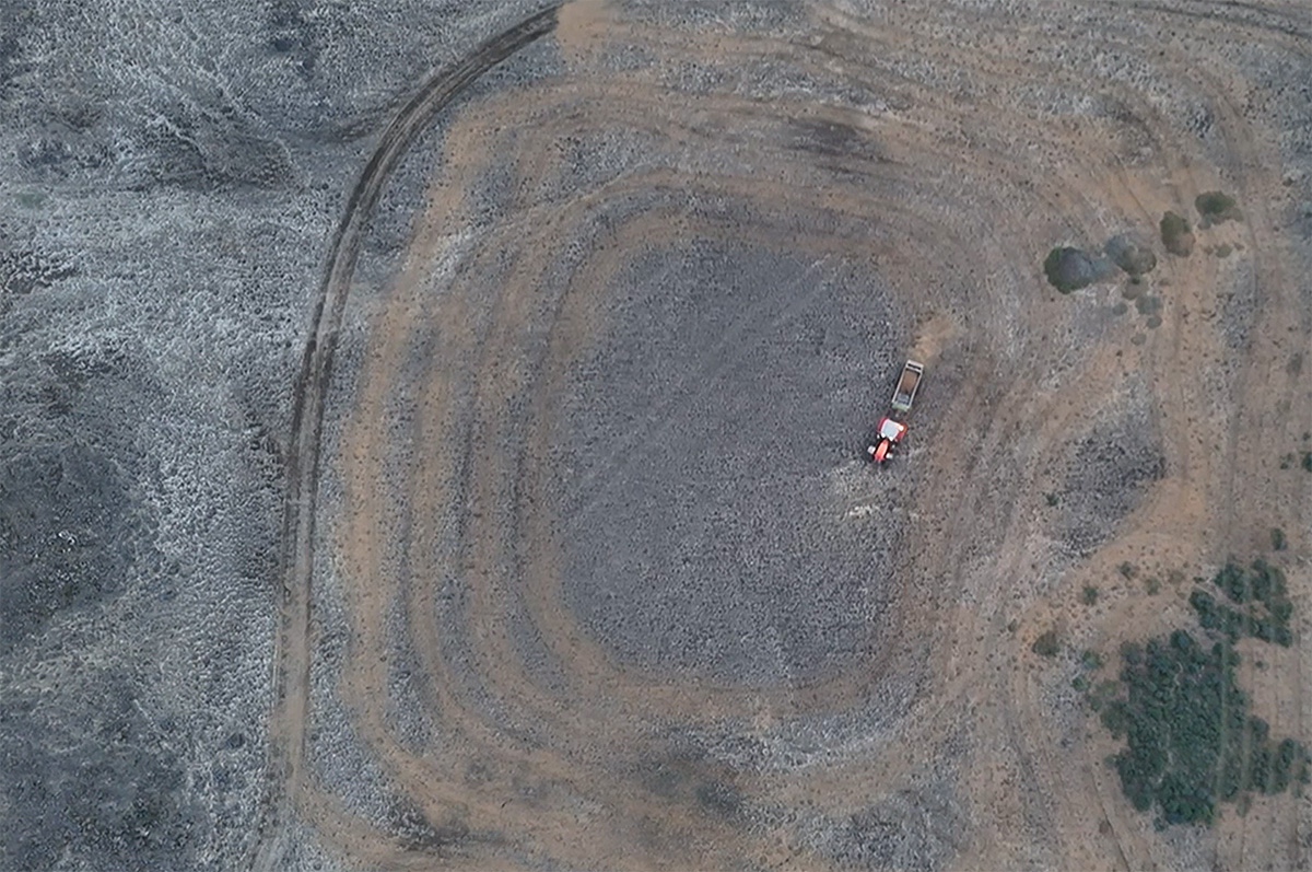 This photo illustrates the even distribution of the meat meal. Screenshot from the video of Ævar Leví Pierreson