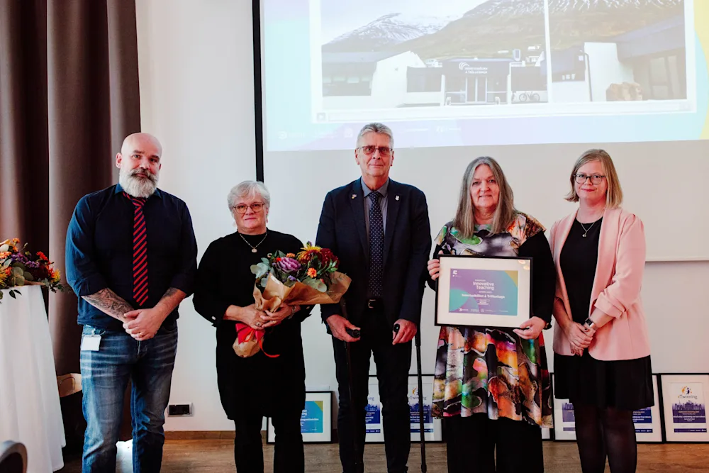 Fimm manneskjur taka á móti verðlaunum