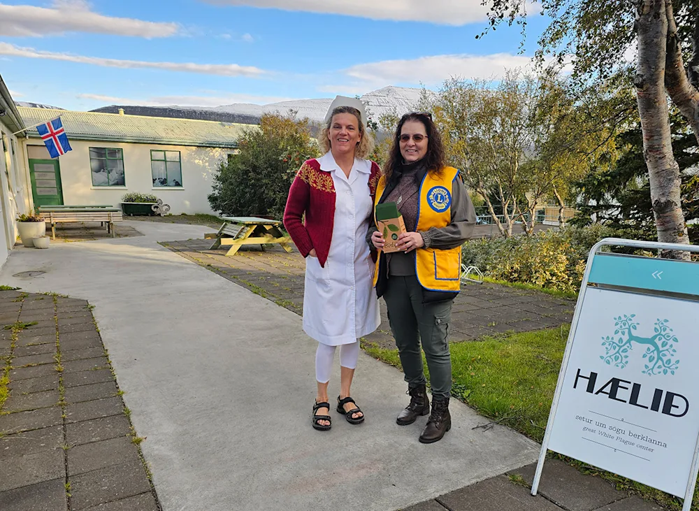 María Pálsdóttir á Hælinu, setri um sögu berklanna, og Hrönn Arnheiður Jóhannsdóttir Lionskona. Ljósmynd: Pétur Halldórsson