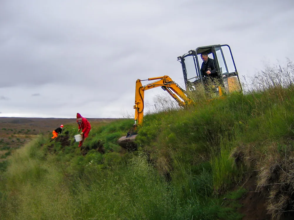 Rofabarð við Sandvatn brotið niður með lítilli beltagröfu og borið í sárin. Ljósmynd: Garðar Þorfinnsson