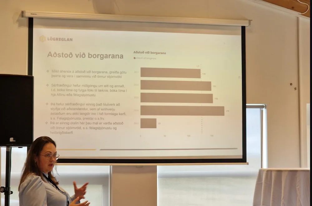 Kona flytur fyrirlestur.