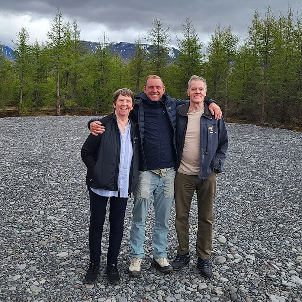 Anna Ragnarsdóttir, Johan Holst og Ólafur Björnsson á malarplaninu sem gert var fyrir nýju dreifingarstöðina að Krithóli. Ljósmynd: Sigríður Hrefna Pálsdóttir