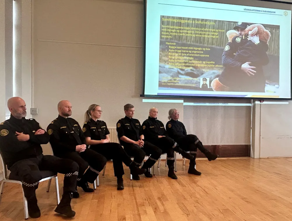 Lögreglufólk situr í röð á meðan kynning er í gangi.