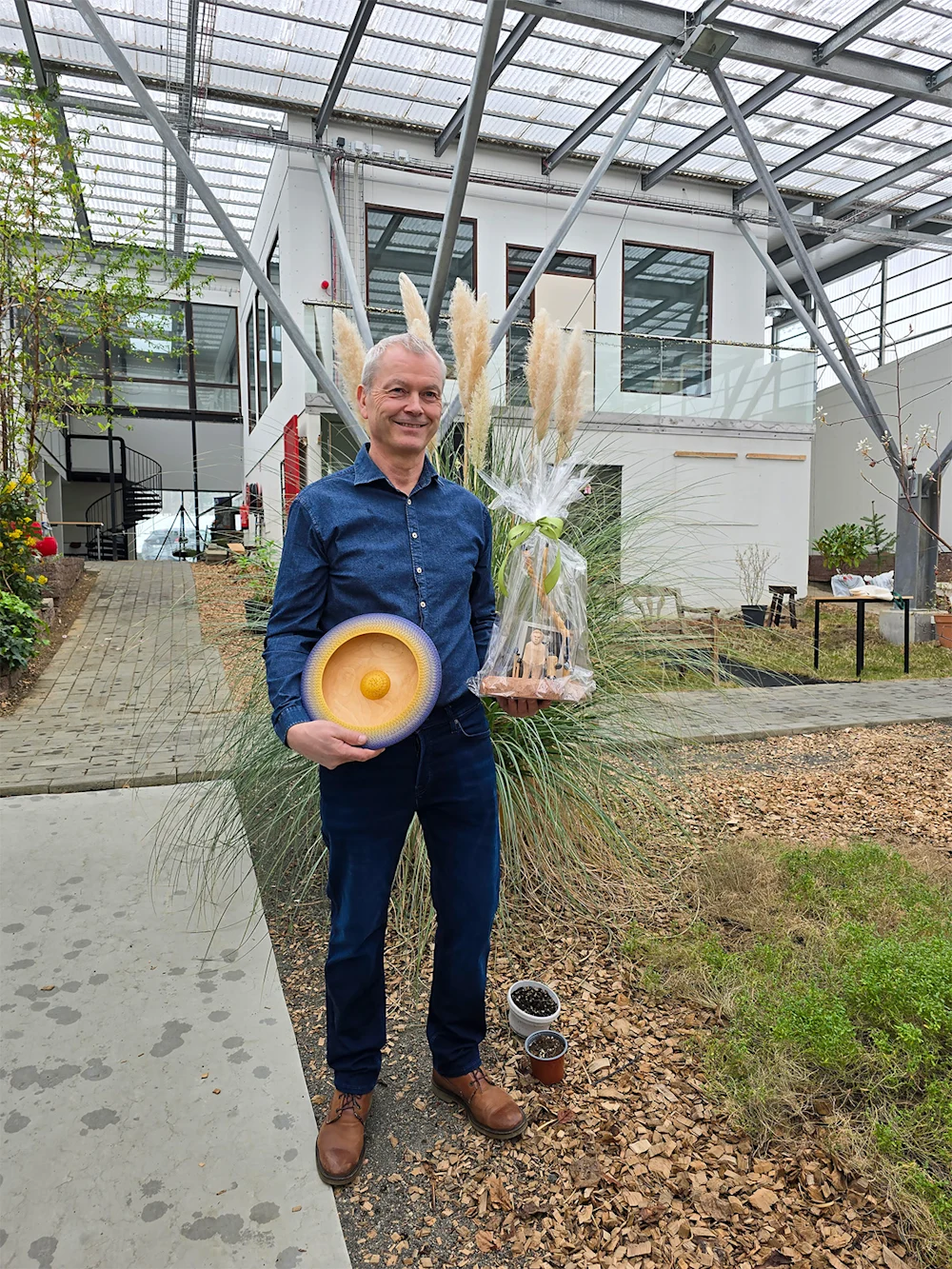 Björgvin Örn Eggertsson, handhafi Hvatningarverðlauna skógræktar 2026, með verðlaunagripinn, skál úr íslenskum reyniviði eftir Jón Guðmundsson. Ljósmynd: Ragnhildur Friðriksdóttir