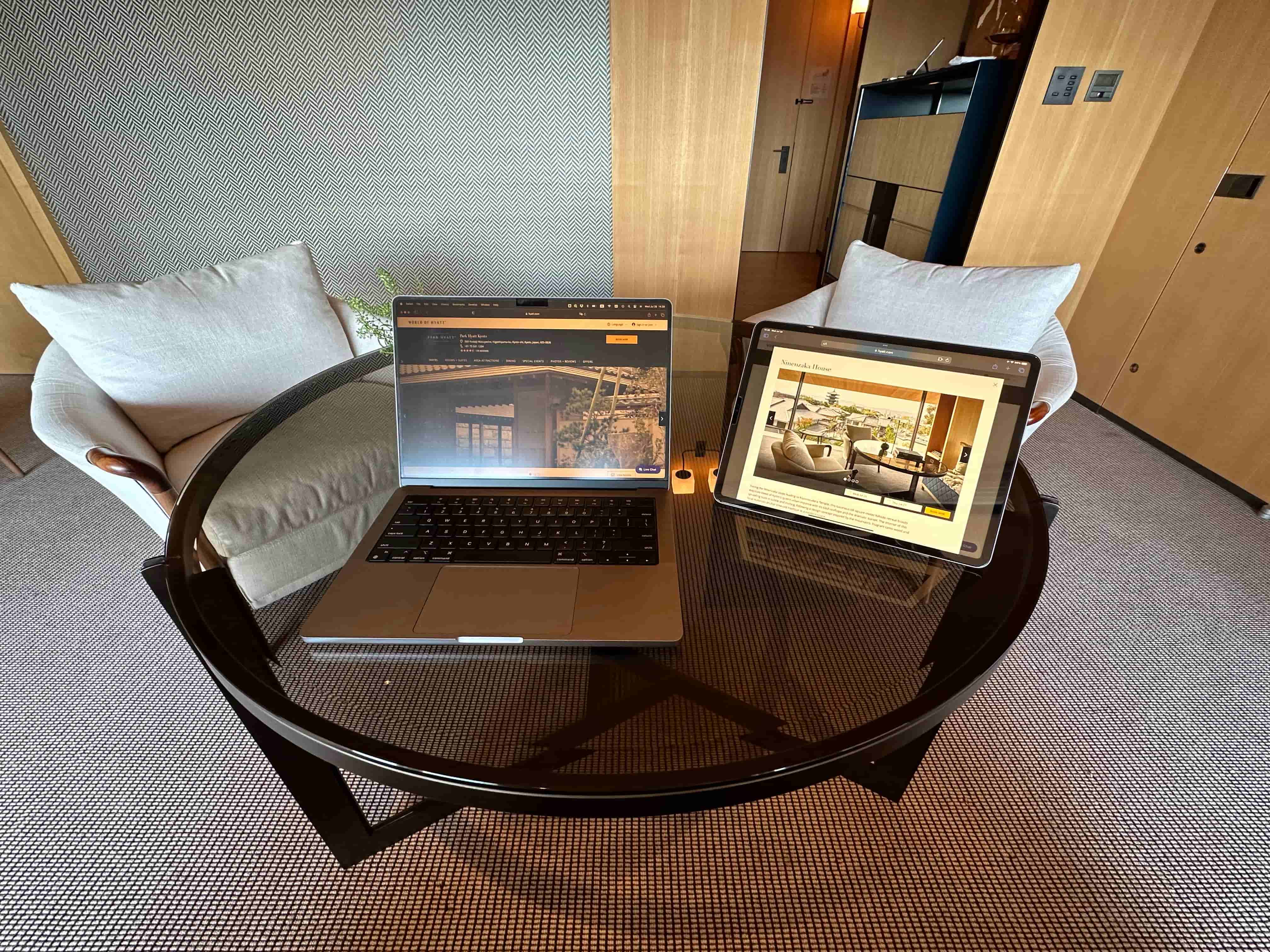 PHK-二寧坂ハウス-テーブル