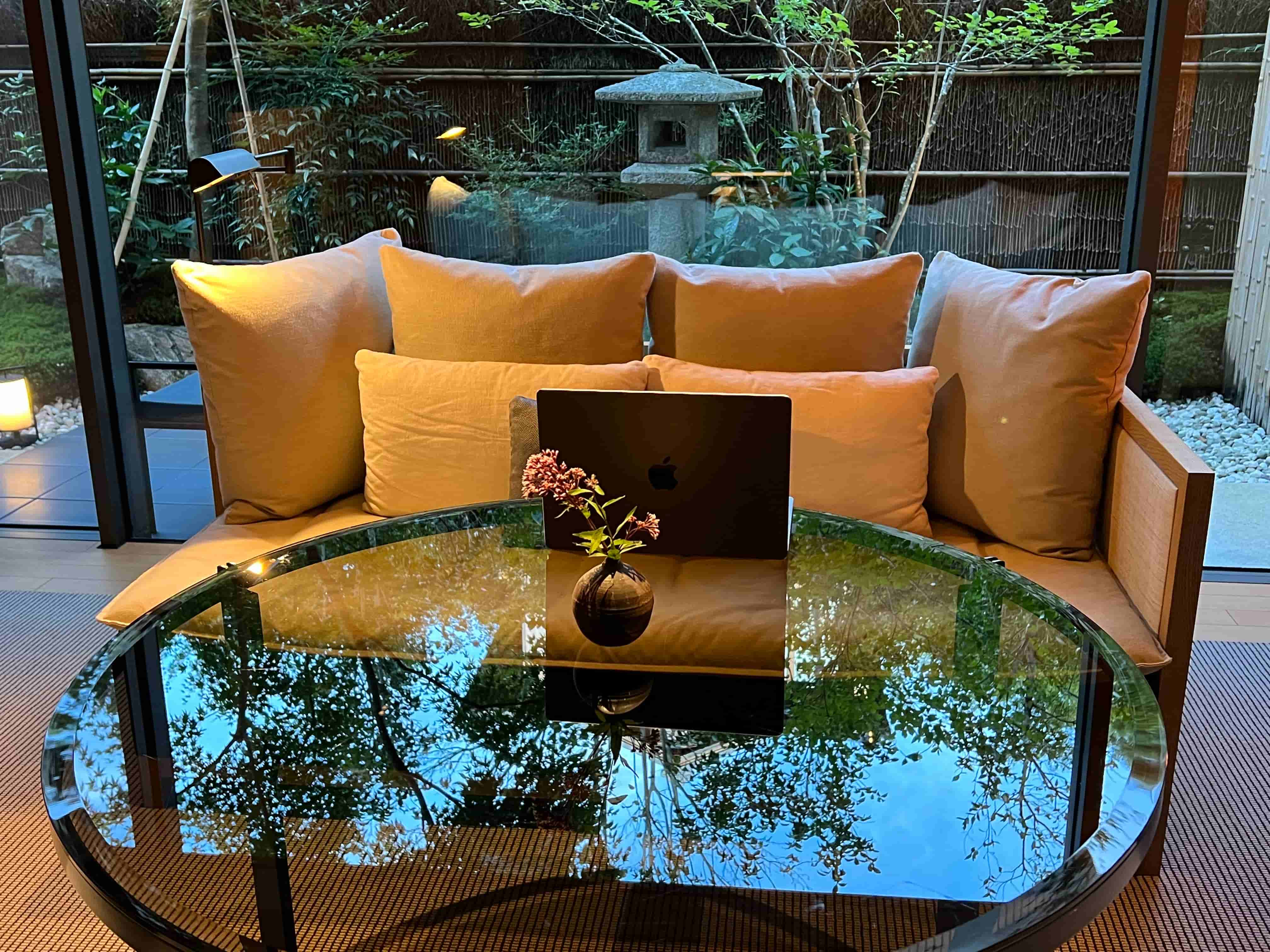 PHK-パークスイート-テーブル