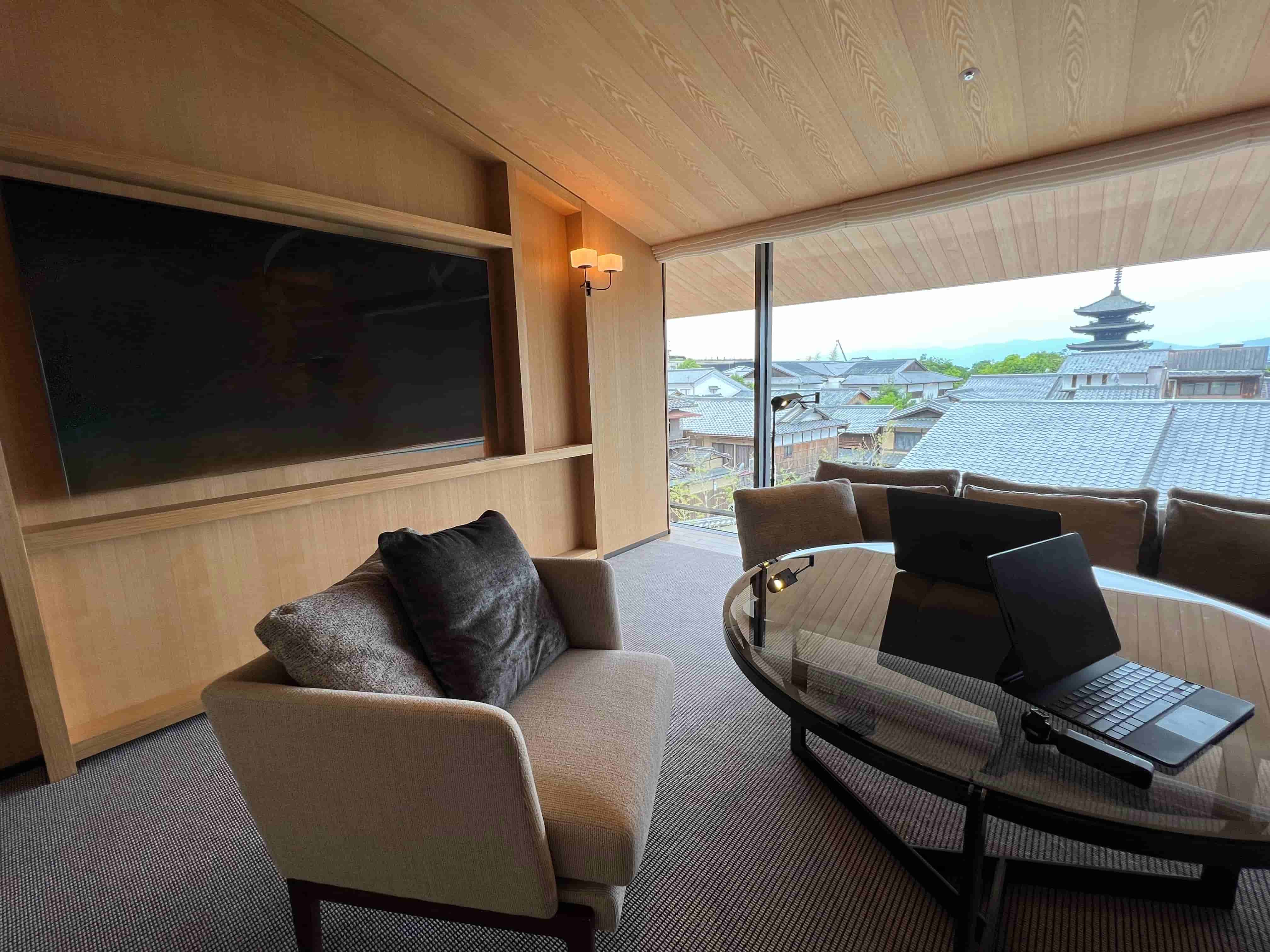 PHK-東山ハウス-テーブル