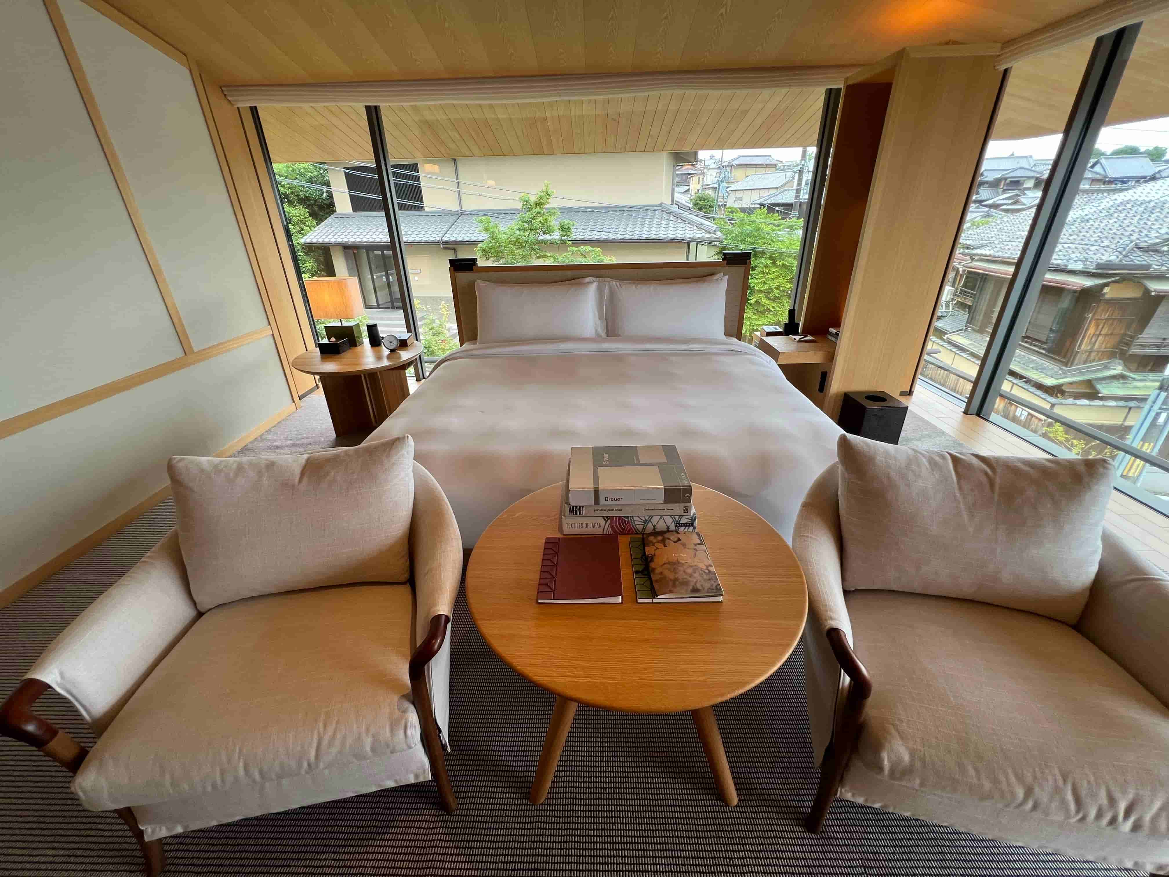 PHK-東山ハウス-テーブル