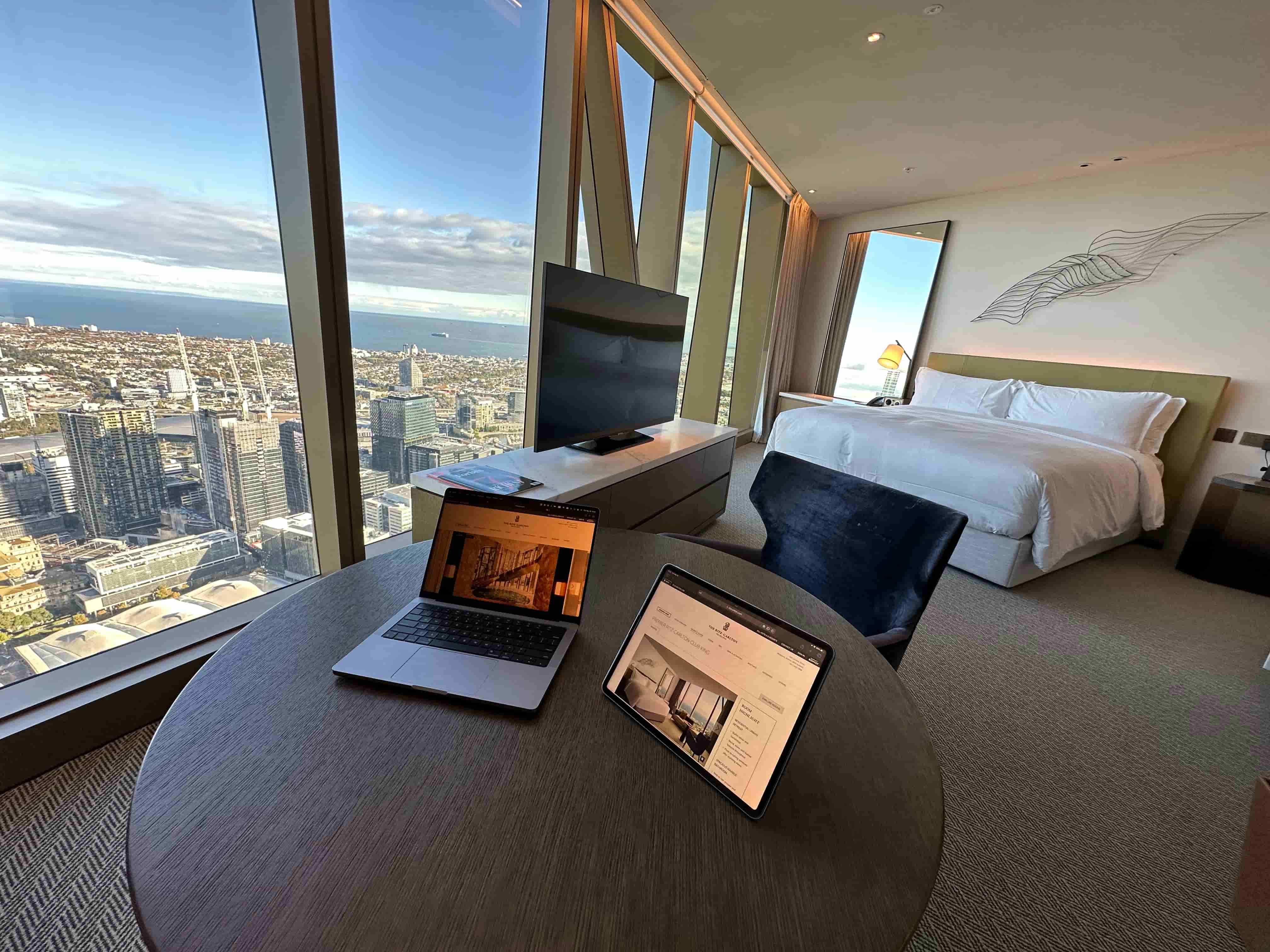 RCメルボルン-プレミア-テーブル