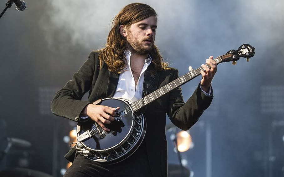 Winston Marshall playing Banjo w: Mumford and Sons
