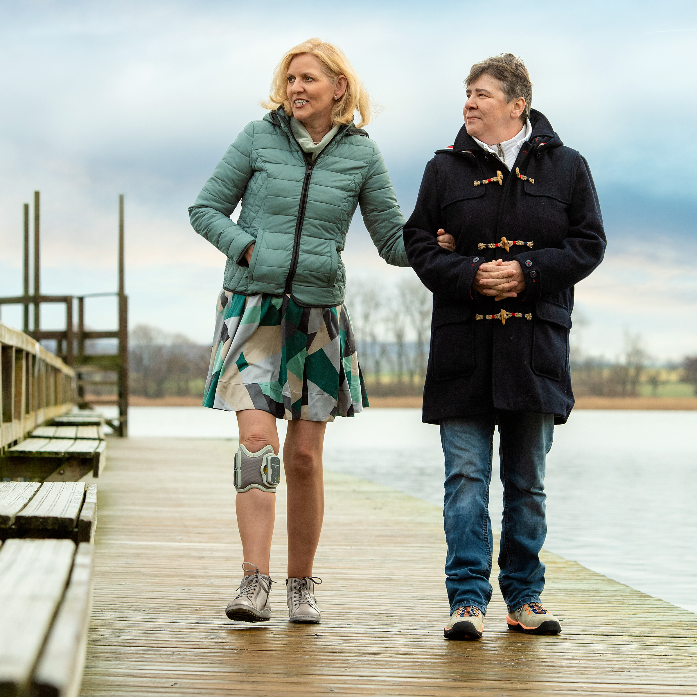 Daniele passeggia con il marito sul lungomare. Indossa il modello L300 Go.