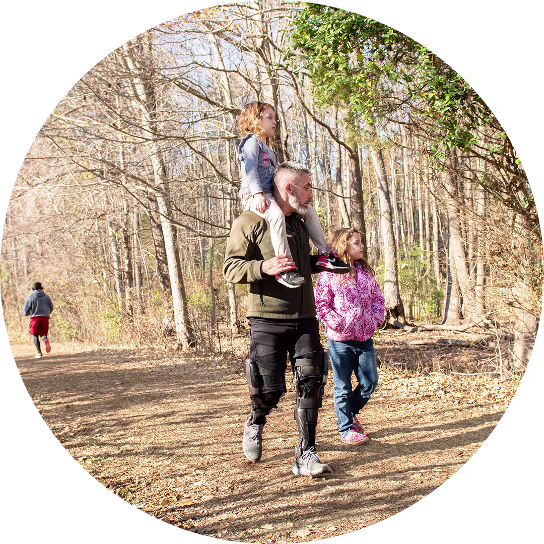 Rodzina na spacerze w lesie.