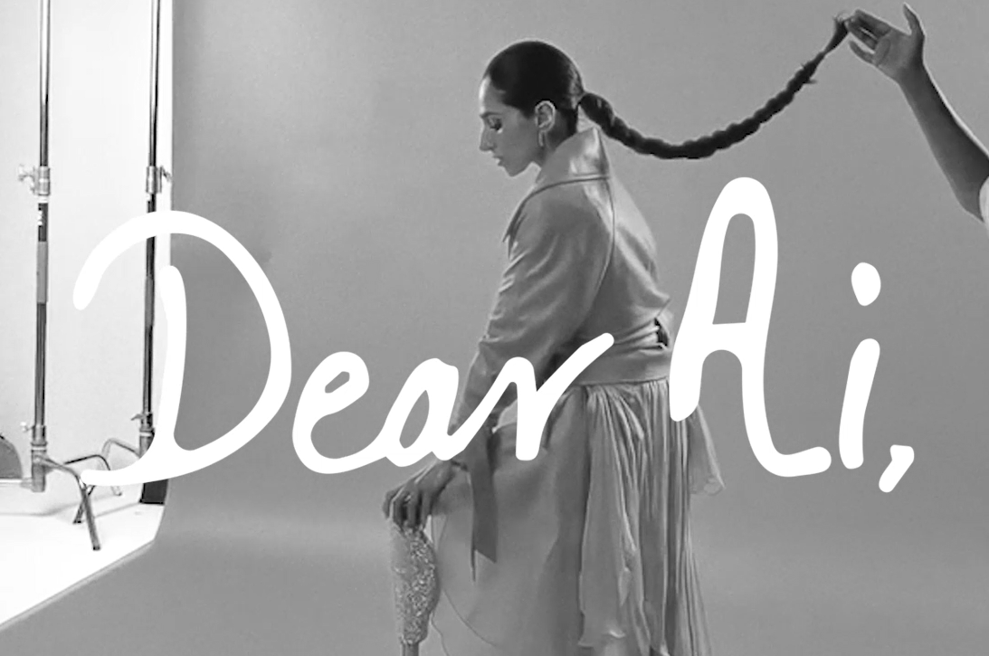 Inhaltserstellerin Zainab Al-Eqabi macht ein Schwarz-Weiß-Fotoshooting mit „dear AI“ Text-Overlay auf der Bildgebung