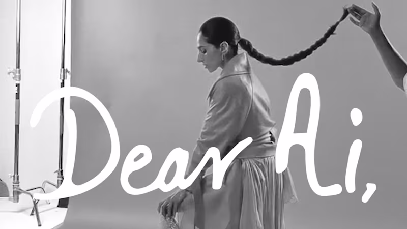 Inhaltserstellerin Zainab Al-Eqabi macht ein Schwarz-Weiß-Fotoshooting mit „dear AI“ Text-Overlay auf der Bildgebung