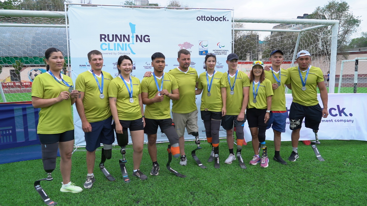 Награждение медалями участников Running clinic в Казахстане
