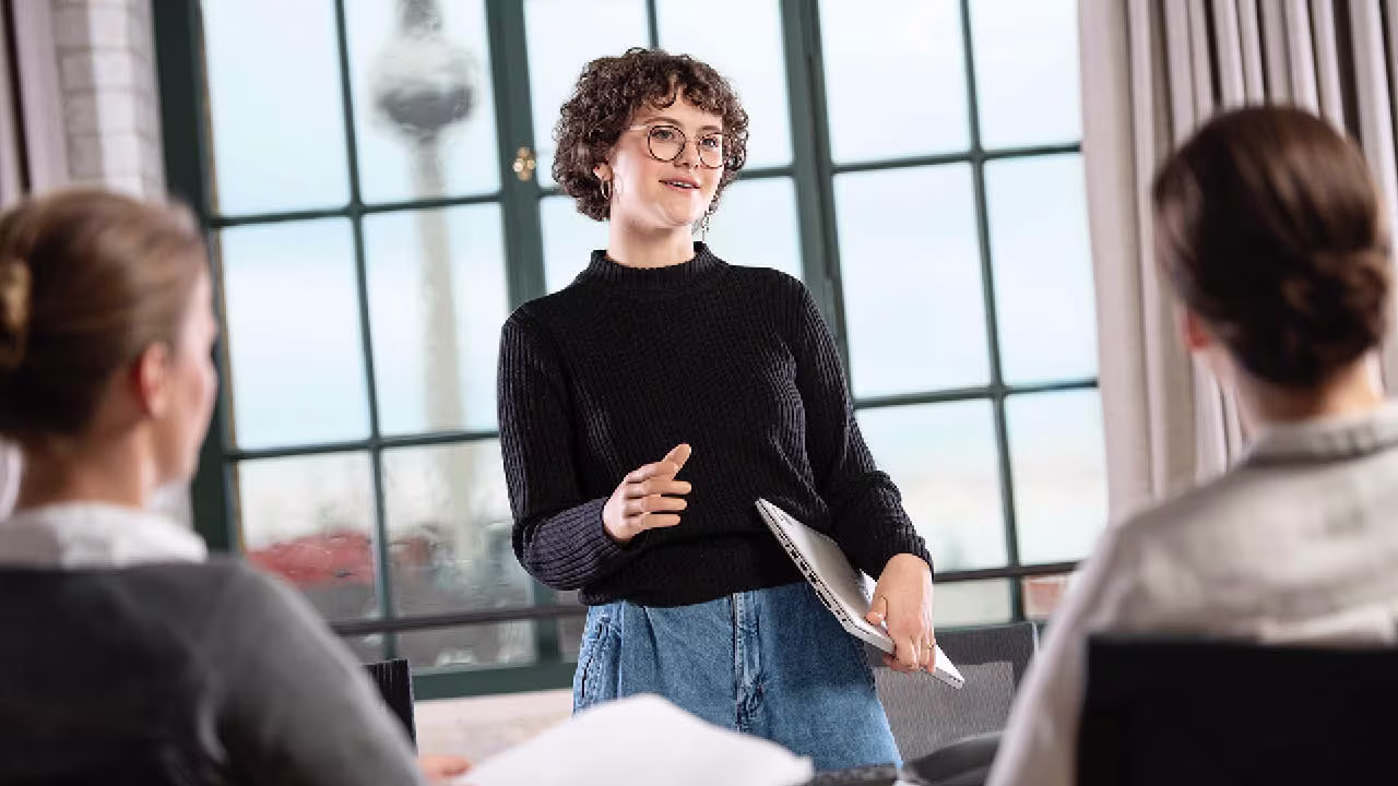 Lina mit bebionic Handprothese und Silikonüberzug