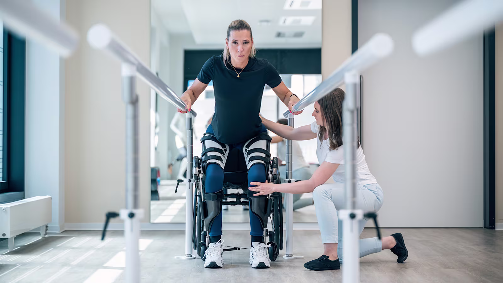 Ein Patient, der C-Brace Interim verwendet, übt während der Therapie das Gehen