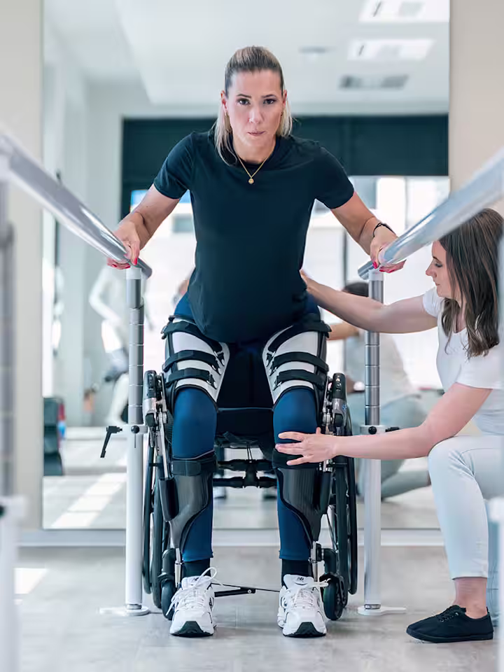 Ein Patient, der C-Brace Interim verwendet, übt während der Therapie das Gehen
